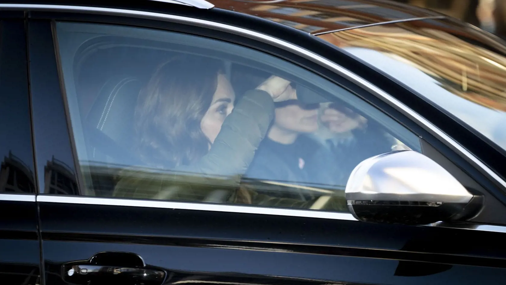 Vojvodkyňa Kate v deň svojich 38. narodenín nevyzerala vôbec šťastne. Rozhodnutie princa Harryho a Meghan o ich odchode z kráľovskej rodiny, ktoré oznámili len deň pred jej sviatkom,  jej pokazilo nielen náladu, ale aj oslavu.