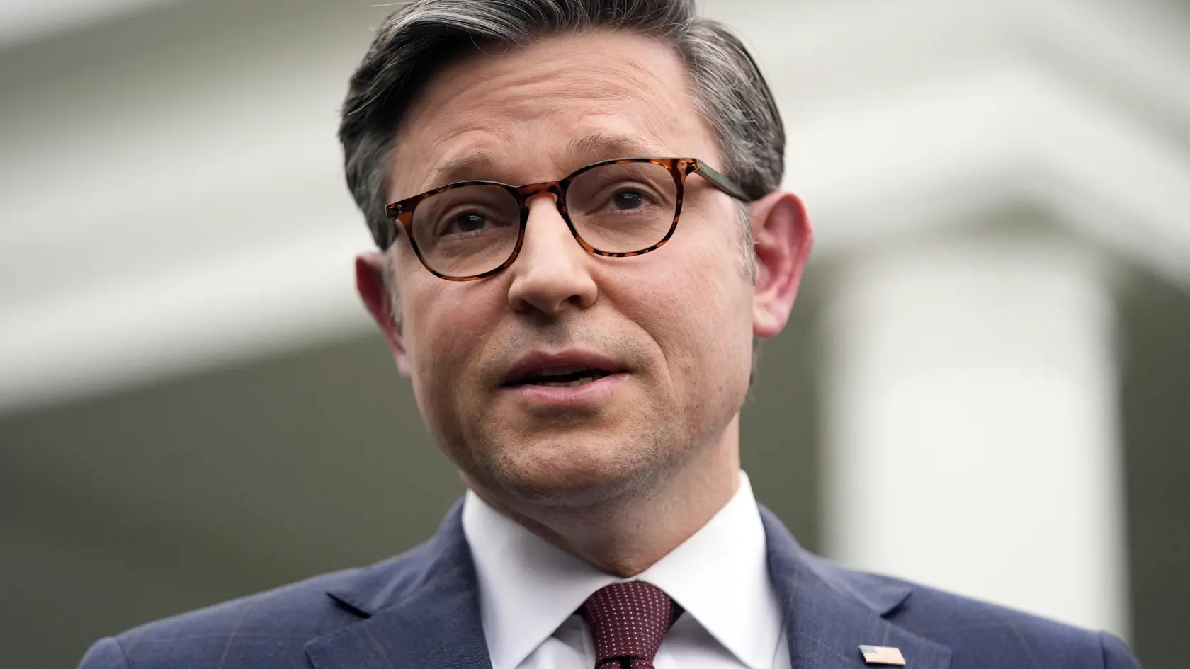 Ich vyjadrenia nadväzujú na piatkového stretnutie Zelenského a Trumpa v Bielom dome, ktoré sa skončilo predčasne po ich slovnej roztržke v priamo prenose. Trump i jeho viceprezident J. D. Vance vytýkali Zelenskému údajný nedostatok vďačnosti za už poskytnutú pomoc pre Ukrajinu, nezáujem o rokovania o mieri s Ruskom a zahrávanie si s treťou svetovou vojnou.