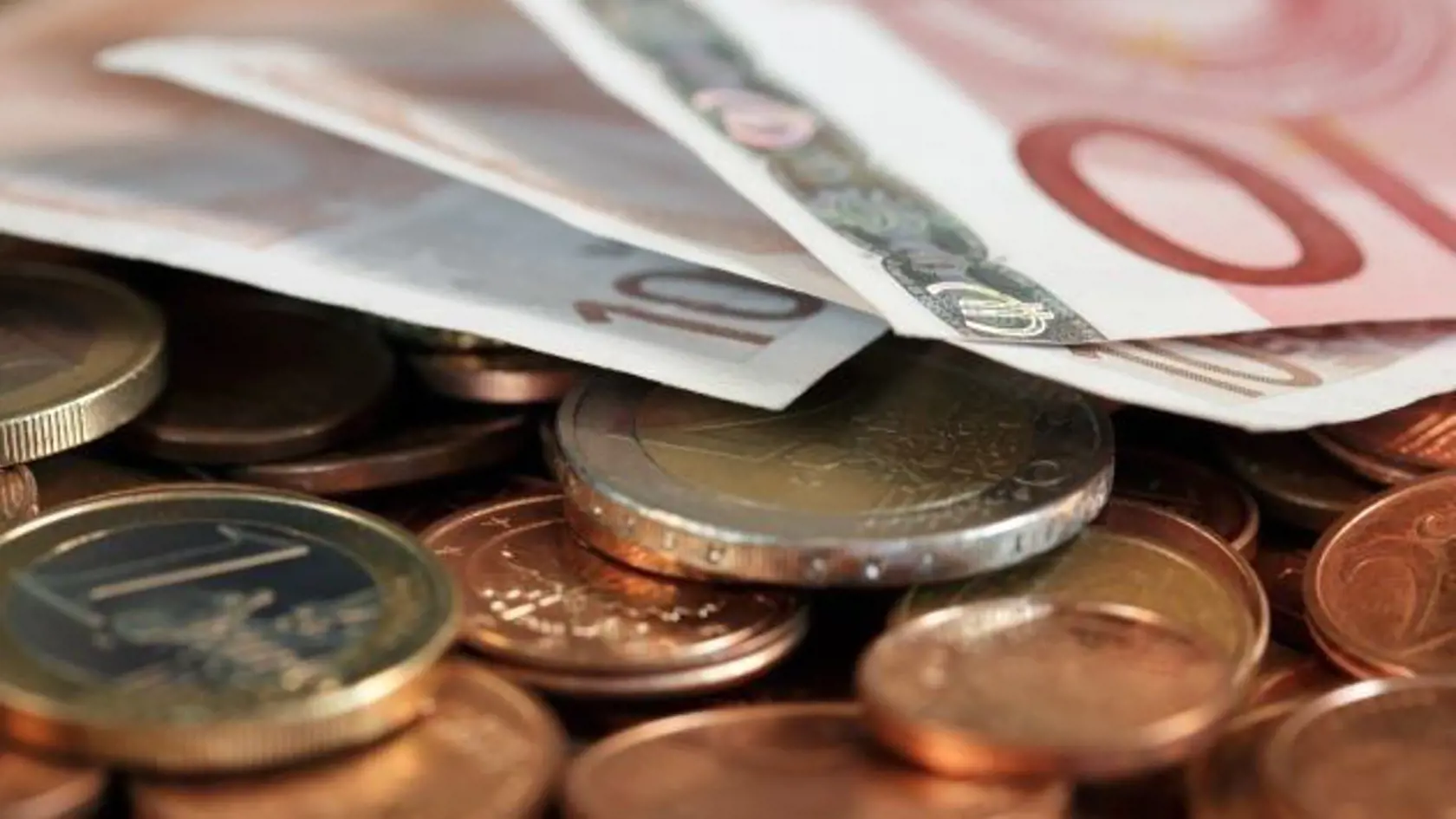 Ak zamestnanec zarába napríklad 1 000 eur v hrubom, jeho čistá mzda by sa mala zvýšiť o 9,19 eur mesačne.