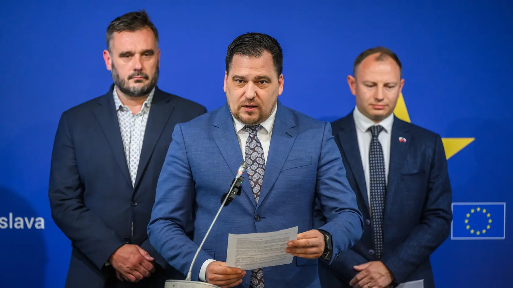 Na snímke sprava člen delegácie a europoslanec Ondřej Knotek, vedúci delegácie a europoslanec Tomáš Zdechovský a člen delegácie a europoslanec Michal Wiezik počas tlačovej konferencie Výboru Európskeho parlamentu na tému: Zneužívanie prostriedkov EÚ a porušovanie pravidiel. V Bratislave 28. mája 2025.