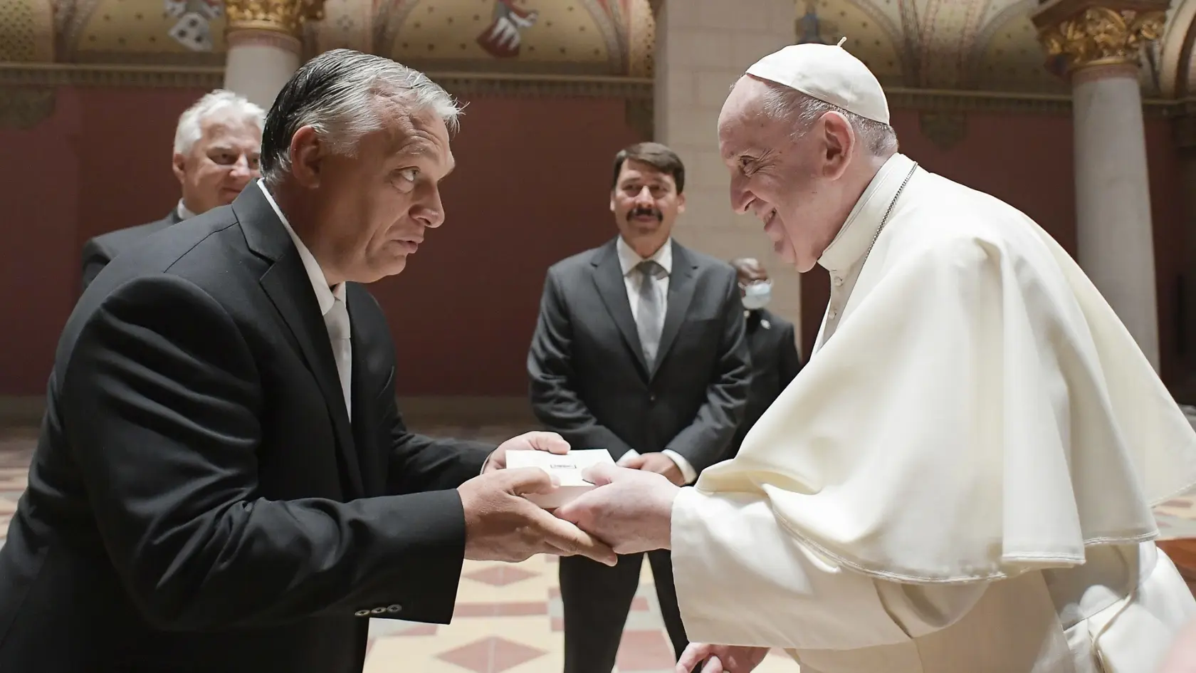 Pápež František a maďarský premiér Viktor Orbán si vymieňajú dary počas stretnutia 12. septembra 2021 v Budapešti.