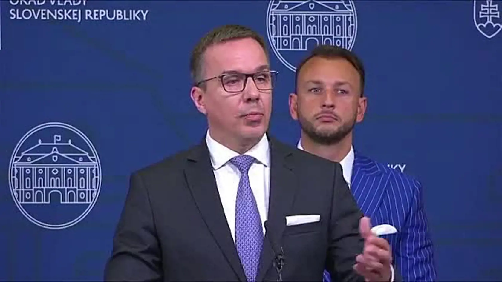 "Pri opatrovaní jednej odkázanej osoby im prináleží suma 615,50 eur. Tento opatrovateľský príspevok tak v prípade dôchodcov narastie až o 188 eur," povedal minister práce Erik Tomáš.