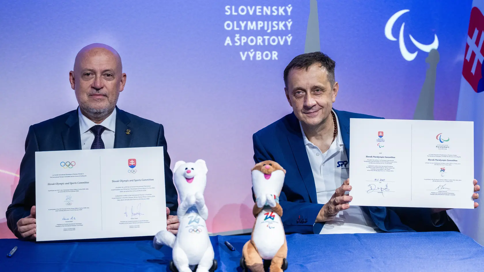 Na snímke zľava prezident Slovenského olympijského a športového výboru (SOŠV) Anton Siekel a predseda Slovenského paralympijského výboru (SPV) Ján Riapoš počas podpisu prihlášky na zimné olympijské hry a zimné paralympijské hry 2026 v talianskom regióne Miláno – Cortina.