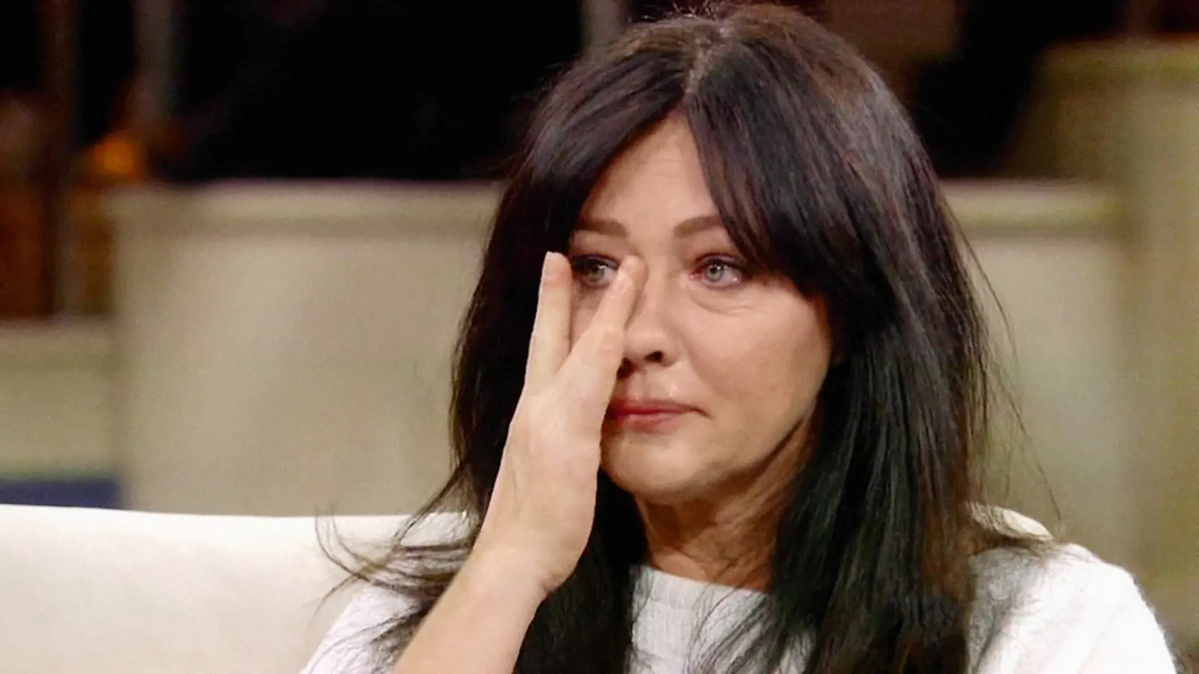 18 February 2016 - Los Angeles - USA

**** STRICTLY NOT AVAILABLE FOR USA ***

Shannen Dhoerty wipes away tears as she reveals she can't get pregnant due to breast cancer treatment on The Dr Oz Show. The Beverly Hills 90210 actress broke down crying as she spoke out about the problems she is facing after being diagnosed with cancer. The star can't have children with husband Kurt Iswarienko, who was sitting in the audience for support. She revealed she learned she had cancer after discovering a l