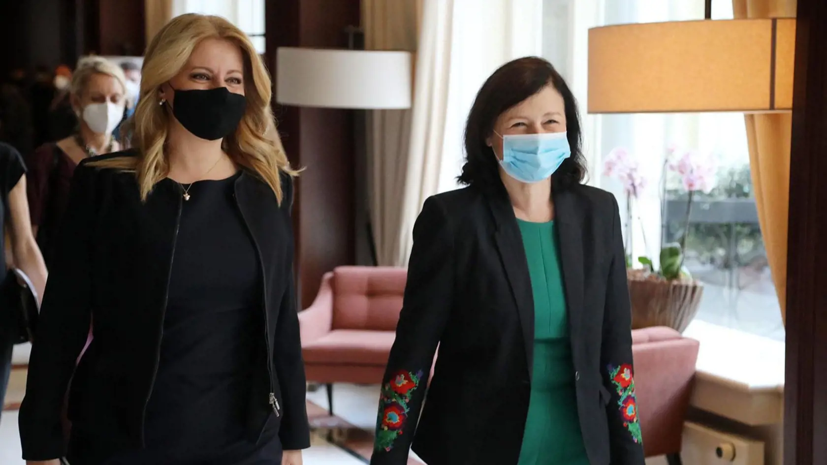 Zuzana Čaputová využila svoj pobyt v Bruseli pred otvorením samitu NATO aj na stretnutie s podpredsedníčkou Európskej komisie pre hodnoty a transparentnosť Věrou Jourovou.
