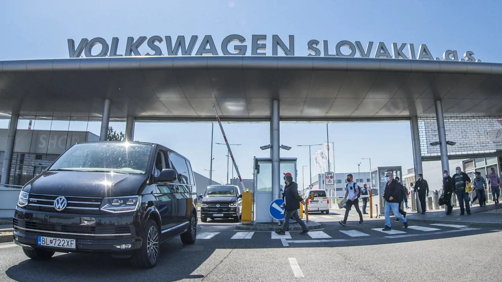 Na snímke zamestnanci automobilky Volkswagen Slovakia a.s. odchádzajú z práce po obnovení výroby v Bratislave 20. apríla 2020. Bratislavský Volkswagen od pondelka po niekoľkotýždňovej prestávke čiastočne obnovil výrobu automobilov. Bratislavský závod rozbehol v jednozmennej prevádzke za prísnych opatrení jeden zo segmentov vyrábajúcich SUV vozidlá. Firma prerušila výrobu 17. marca 2020 pre aktuálnu krízovú situáciu v súvislosti s novým koronavírusom. Automobilka sa rozhodla prerušiť výrobu aj z 