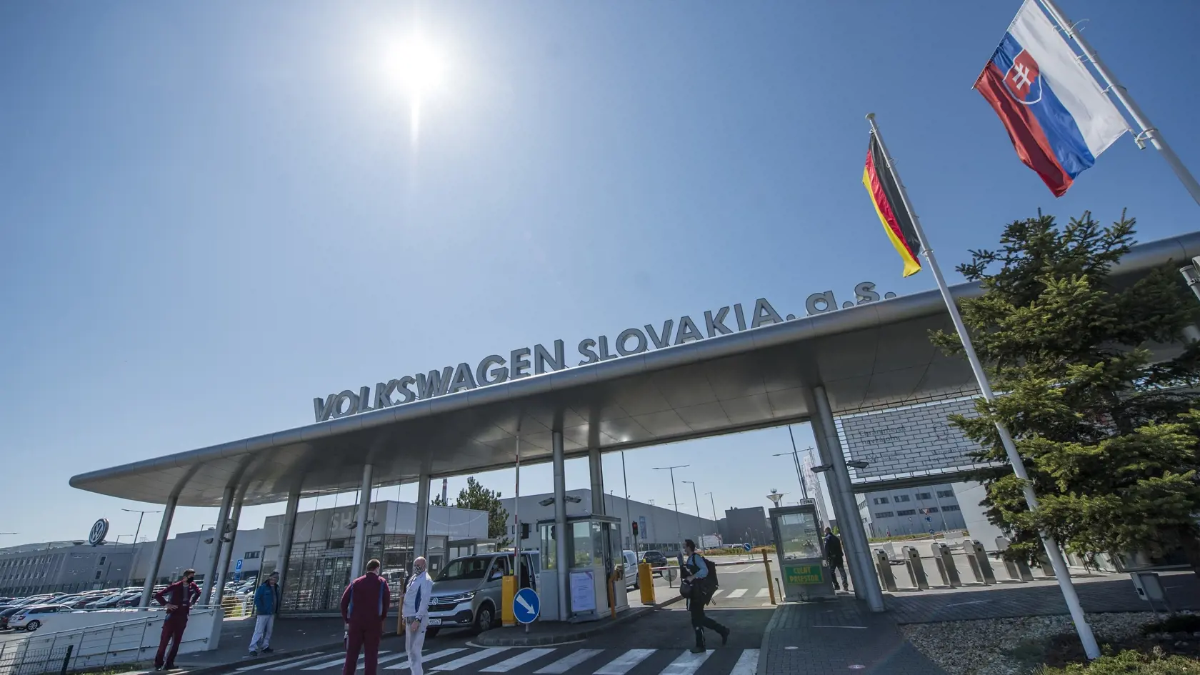 Na snímke zamestnanci automobilky Volkswagen Slovakia a.s. odchádzajú z práce po obnovení výroby v Bratislave 20. apríla 2020. Bratislavský Volkswagen od pondelka po niekoľkotýždňovej prestávke čiastočne obnovil výrobu automobilov. Bratislavský závod rozbehol v jednozmennej prevádzke za prísnych opatrení jeden zo segmentov vyrábajúcich SUV vozidlá. Firma prerušila výrobu 17. marca 2020 pre aktuálnu krízovú situáciu v súvislosti s novým koronavírusom. Automobilka sa rozhodla prerušiť výrobu aj z 