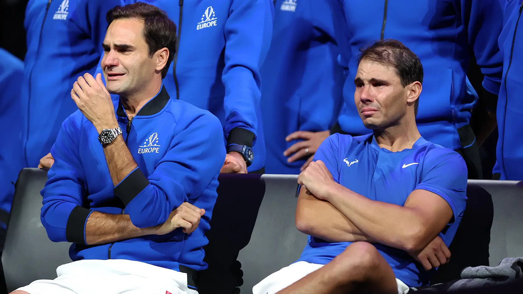 Roger Federer (vľavo) a Rafael Nadal si počas Rogerovej rozlúčky s kariérou v roku 2022 poplakali.