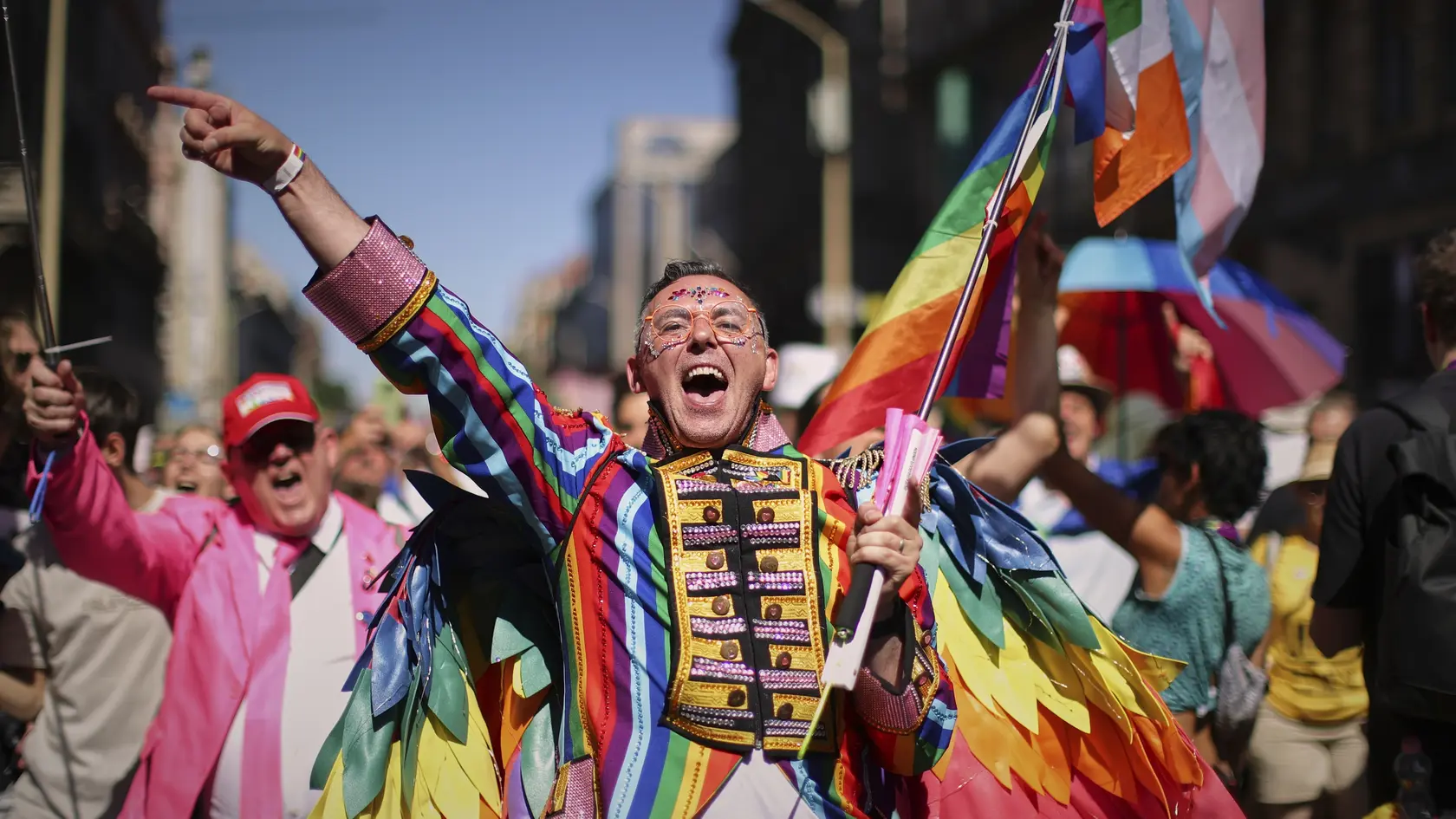 Na snímke účastníci reagujú na  dúhovom pochode Pride v maďarskej metropole Budapešť v sobotu 28. júna 2025.