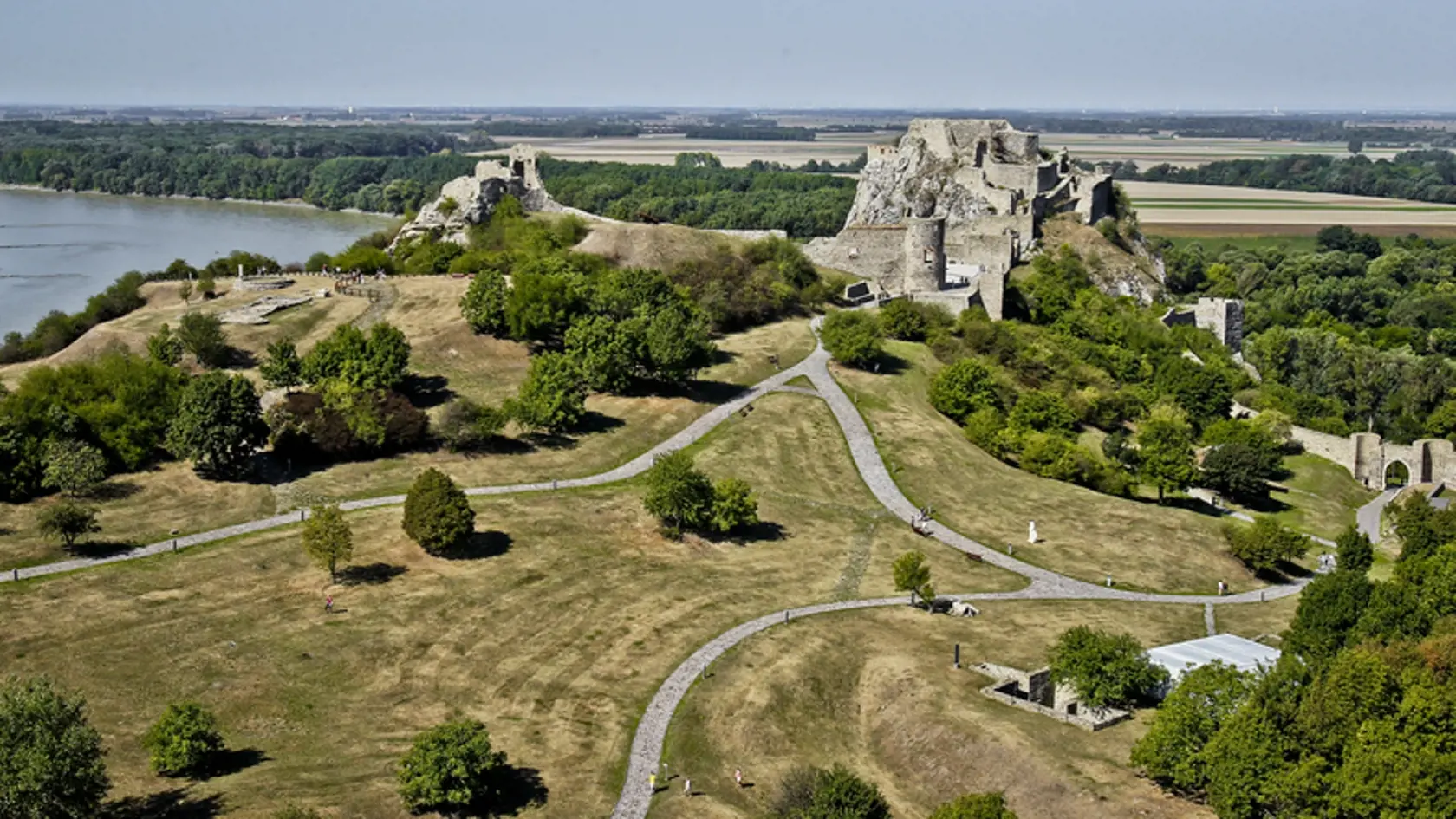 Turisti, ktorí navštevujú hrad Devín v Bratislave sa zatiaľ verejných toaliet nedočkajú.
