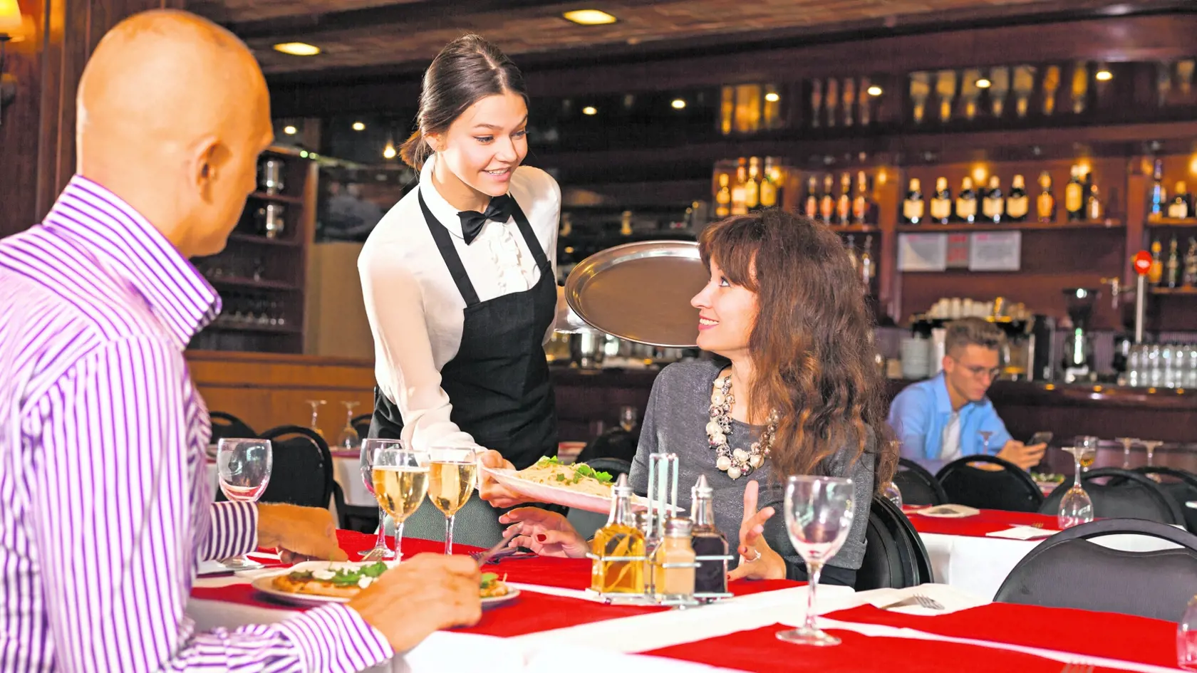 Ak si pozrieme medziročné porovnanie tak napríklad taká čašníčka dostáva v priemere o 50-60 eur menej.