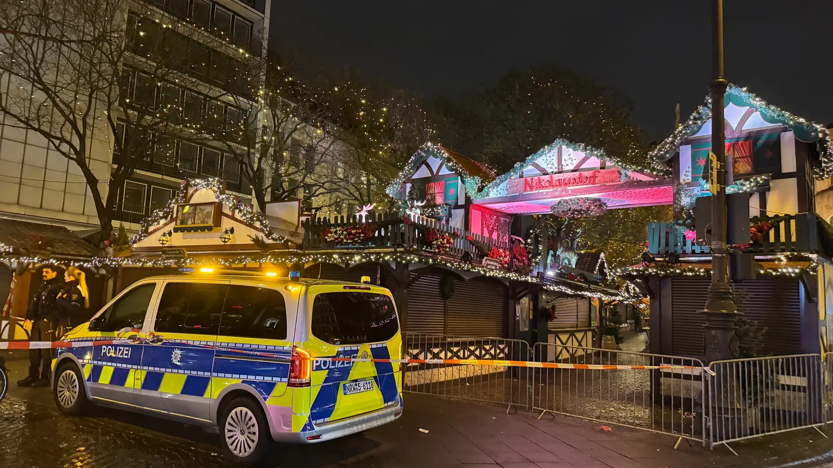 Na archívnej snímke z 15. decembra 2024 policajti sú v službe na vianočnom trhu v Kolíne nad Rýnom.