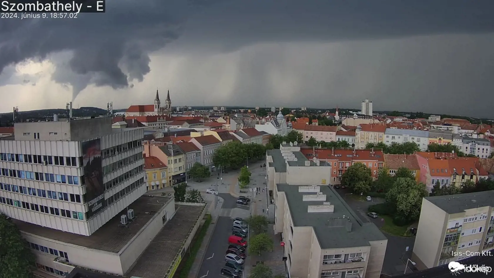 Na rakúsko-maďarských hraniciach sa v nedeľu (6.6.) sformovalo tornádo. Vznikať začalo na rakúskych hraniciach a priblížilo sa k mestu Szombathely.