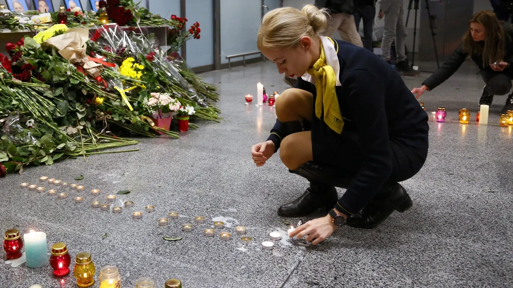 WA 21 Kyjev - Letuška zapaľuje sviečky na počesť členov posádky havarovaného lietadla na pietnom mieste na medzinárodnom kyjevskom letisku Boryspiľ v stredu 8. januára 2020. Lietadlo Boeing 737 na linke PS752 spoločnosti Ukraine International Airlines, smerujúce do Kyjeva, havarovalo v stredu skoro ráno krátko po štarte z letiska v Teheráne. Pri havárii zomreli všetci 176 ľudia na palube. Nešťastie sa odohralo v čase, keď Blízky východ čelí výraznému zvýšeniu napätia v súvislosti so zabitím vyso