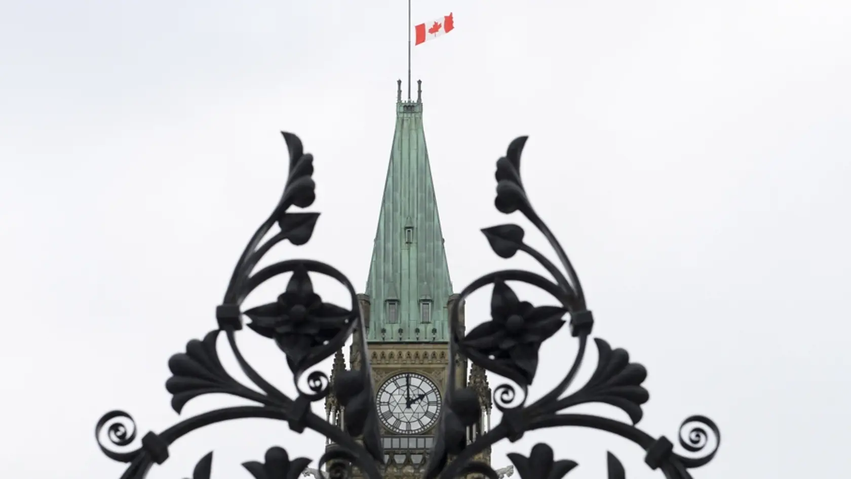 WA 38 Ottawa -Kanadská vlajka veje na pol žrde v Ottawe v stredu 8. januára 2020. Šesťdesiatri Kanaďanov prišlo o život pri stredajšej havárii ukrajinského lietadla smerujúceho z Teheránu do Kyjeva. Lietadlo Boeing 737-800 leteckej spoločnosti UIA na linke PS752 havarovalo krátko po štarte z letiska v Teheráne. Pri havárii zomreli všetci ľudia na palube. FOTO TASR/AP 

The Canadian flag flies at half-staff above the Parliament Hill Peace Tower flag in Ottawa,  Wednesday, Jan. 8, 2020. Sixty-thre
