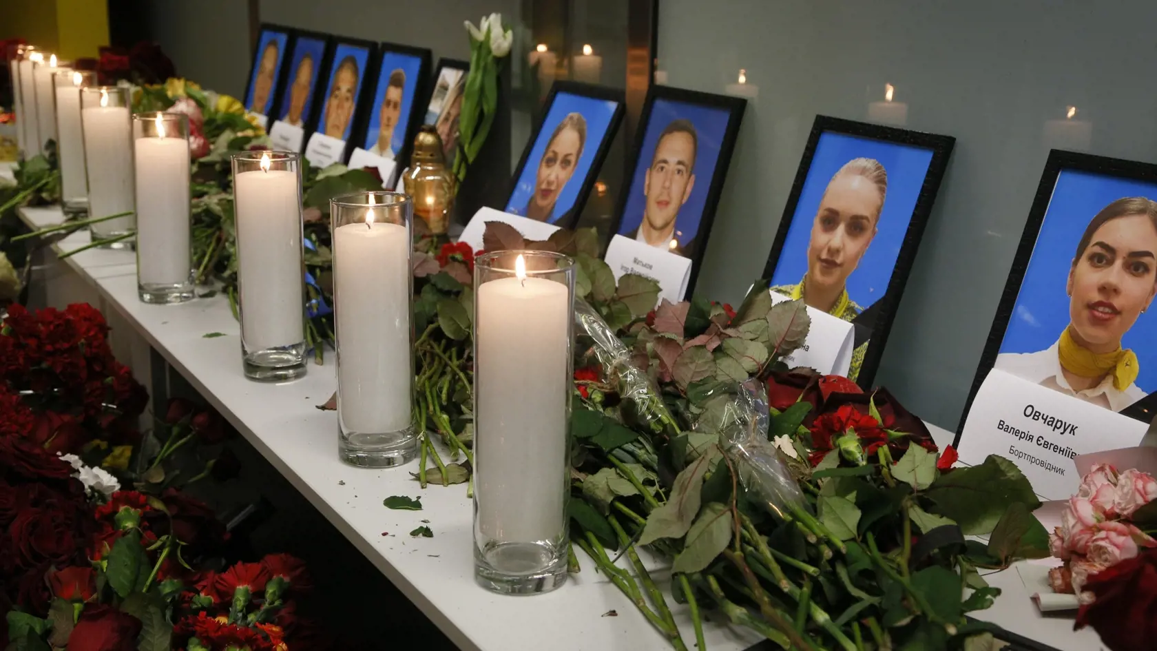 WA 20 Kyjev - Sviečky horia pred zarámovanými fotografiami členov posádky havarovaného lietadla na pietnom mieste na medzinárodnom kyjevskom letisku Boryspiľ v stredu 8. januára 2020. Lietadlo Boeing 737 na linke PS752 spoločnosti Ukraine International Airlines, smerujúce do Kyjeva, havarovalo v stredu skoro ráno krátko po štarte z letiska v Teheráne. Pri havárii zomreli všetci 176 ľudia na palube. Nešťastie sa odohralo v čase, keď Blízky východ čelí výraznému zvýšeniu napätia v súvislosti so za