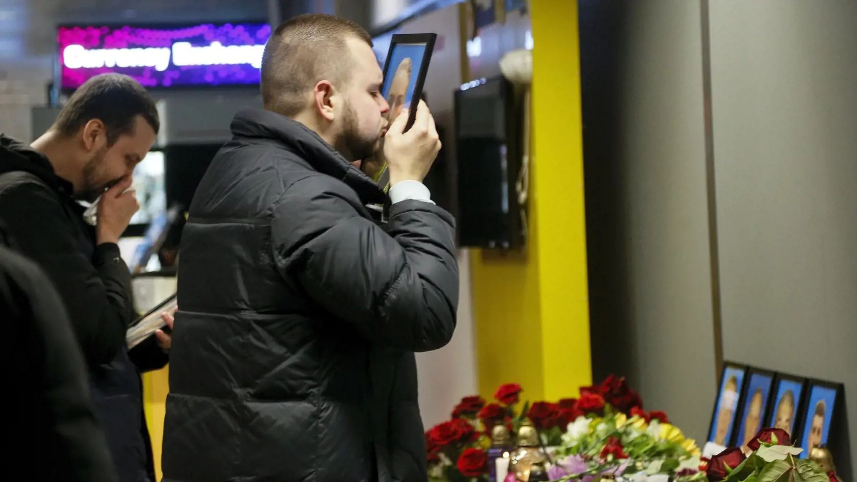 WA 17 Kyjev - Príbuzný jednej z obetí leteckého nešťastia bozkáva zarámovanú fotografiu svojej príbuznej na pietnom mieste na medzinárodnom kyjevskom letisku Boryspiľ v stredu 8. januára 2020. Lietadlo Boeing 737 na linke PS752 spoločnosti Ukraine International Airlines, smerujúce do Kyjeva, havarovalo v stredu skoro ráno krátko po štarte z letiska v Teheráne. Pri havárii zomreli všetci 176 ľudia na palube. Nešťastie sa odohralo v čase, keď Blízky východ čelí výraznému zvýšeniu napätia v súvislo