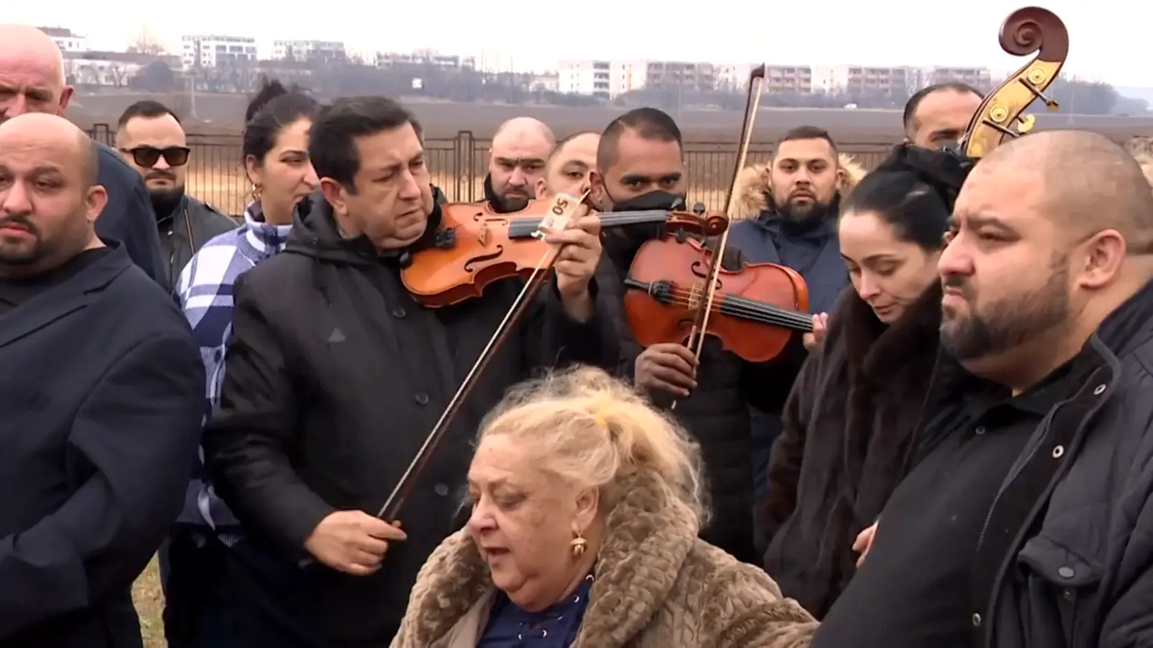 Aj pri hrobe vyhrávala muzika. Smútiaci dávali na slák peniaze.