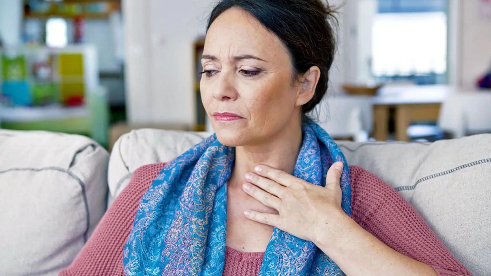 Pri liečbe infekcií horných dýchacích ciest nemusíte hltať antibiotiká. Lepšie a rýchlejšie pomôže niečo, čo máte bežne doma, a navyše bez vedľajších účinkov.