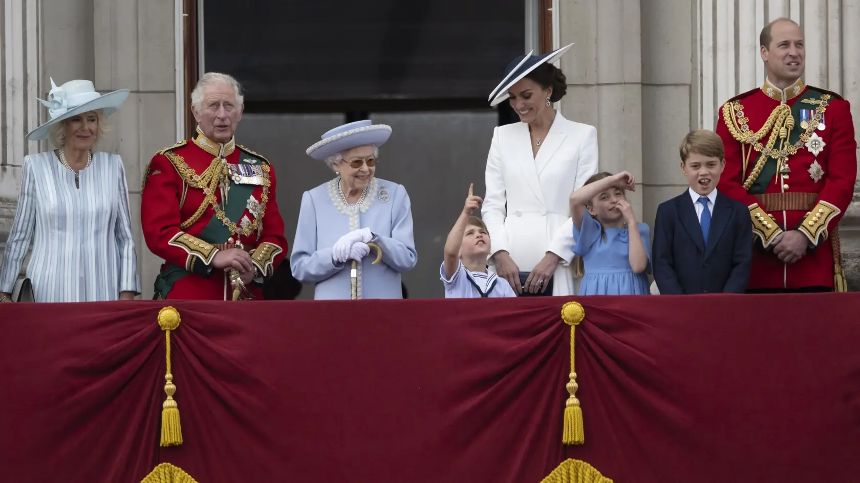 Princ Louis na balkóne Buckinghamského paláca.