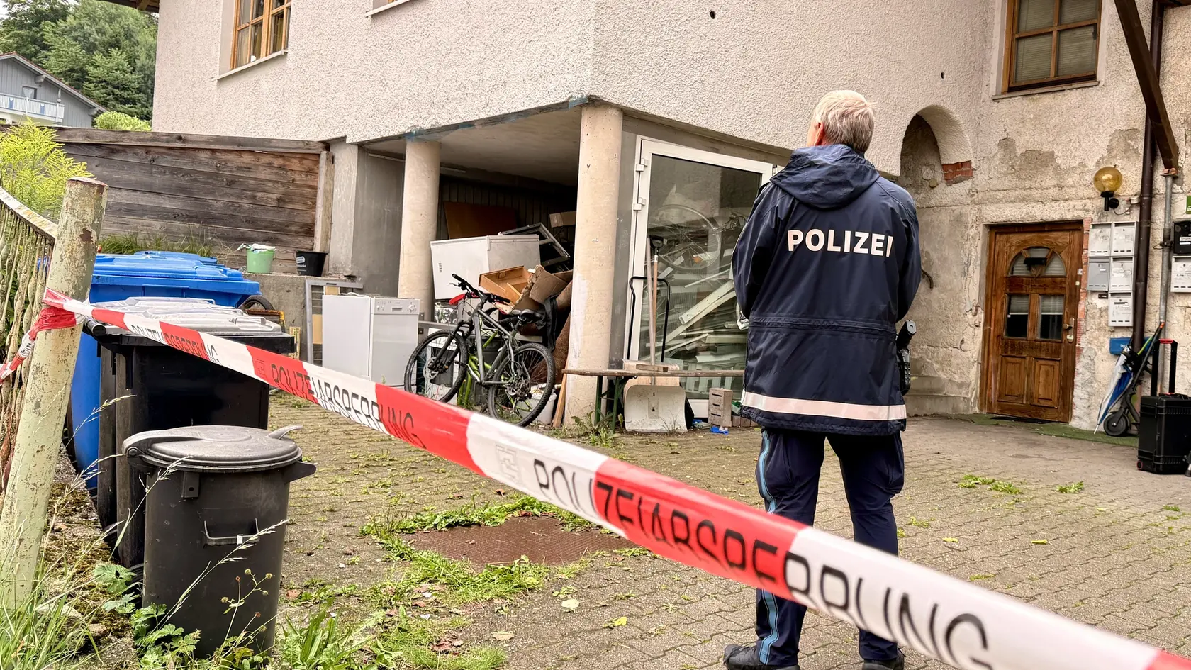 Policajt stojí pred domom v nemeckom meste Zwiesel v utorok 22. júla 2025.