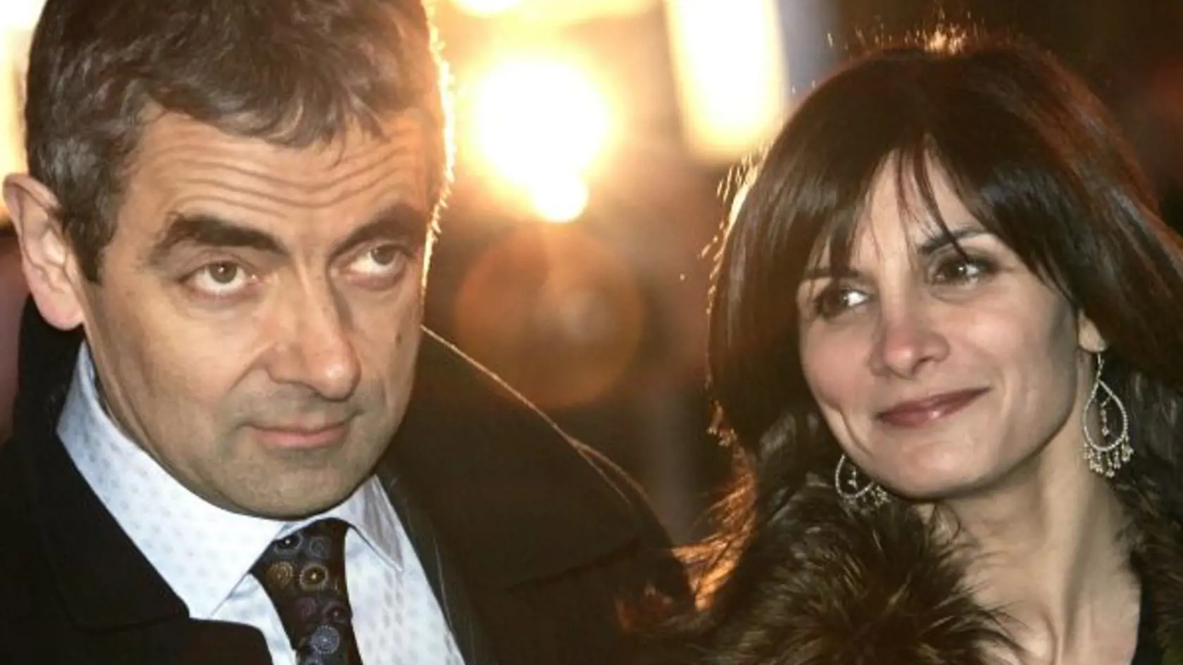 Rowan Atkinson a maskérka Sunetra Sastriová sa zoznámili pri práci. Po 25 rokoch im vzťah krachol, pre manželovo nerozumné správanie, ako povedala Sunetra.