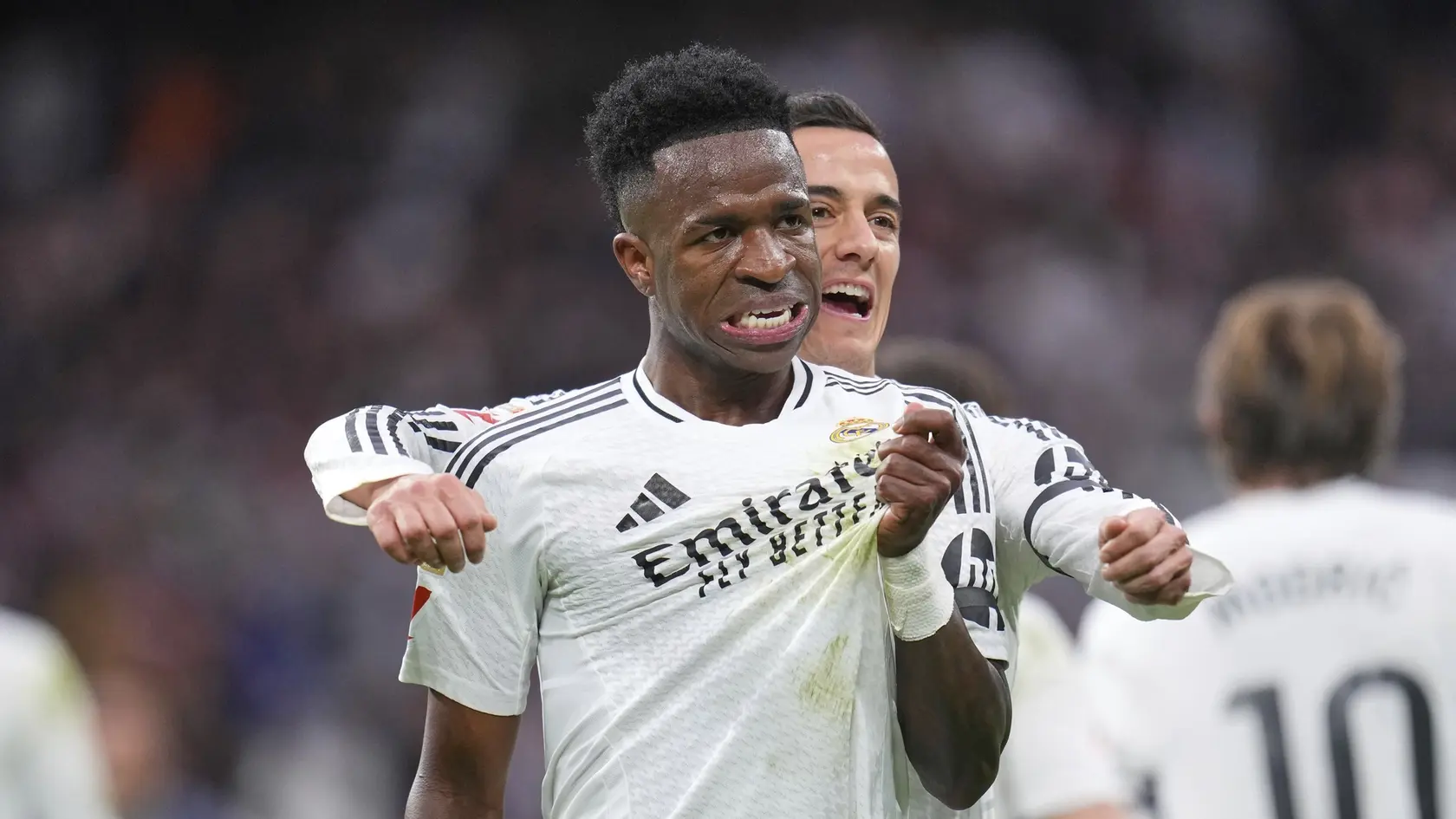 Futbalista Realu Madrid Vinicius Junior (v popredí ) sa teší z gólu v zápase 27. kola španielskej La Ligy Real Madrid - Rayo Vallecano.