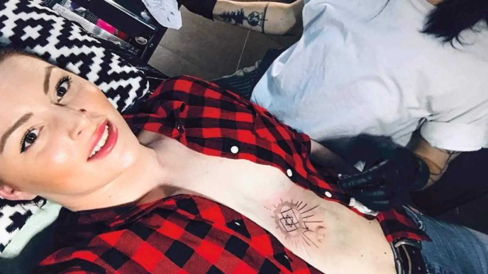 "Ako posledné mi pribudlo tetovanie medzi prsami – srdcová čakra.“ Ide o techniku „handpoke“, čo je tetovanie robené len rukou a ihlou.