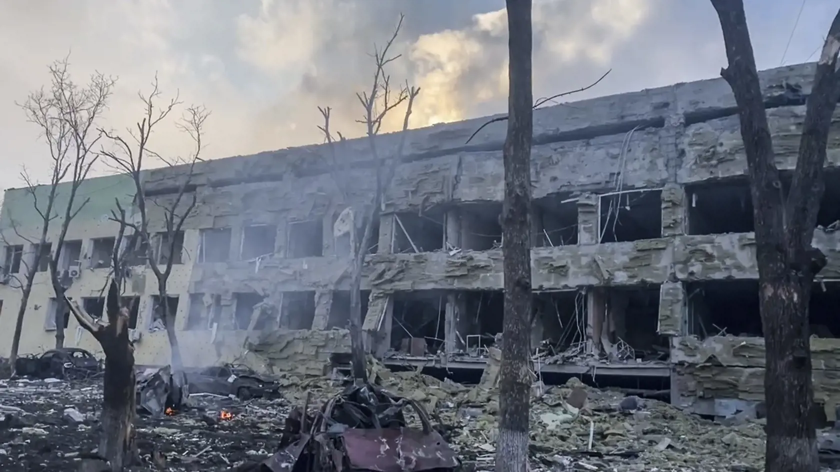 Na videosnímke budova nemocnice po ostreľovaní v Mariupole počas štrnásteho dňa ruskej invázie na Ukrajine v stredu 9. marca 2022. Ruská armáda pri stredajšom ostreľovaní ukrajinského mesta Mariupol zasiahla a zničila detskú nemocnicu a pôrodnicu, tvrdia miestni činitelia aj ukrajinský prezident Volodymyr Zelenskyj. TASR túto informáciu prevzala zo stanice Sky News.