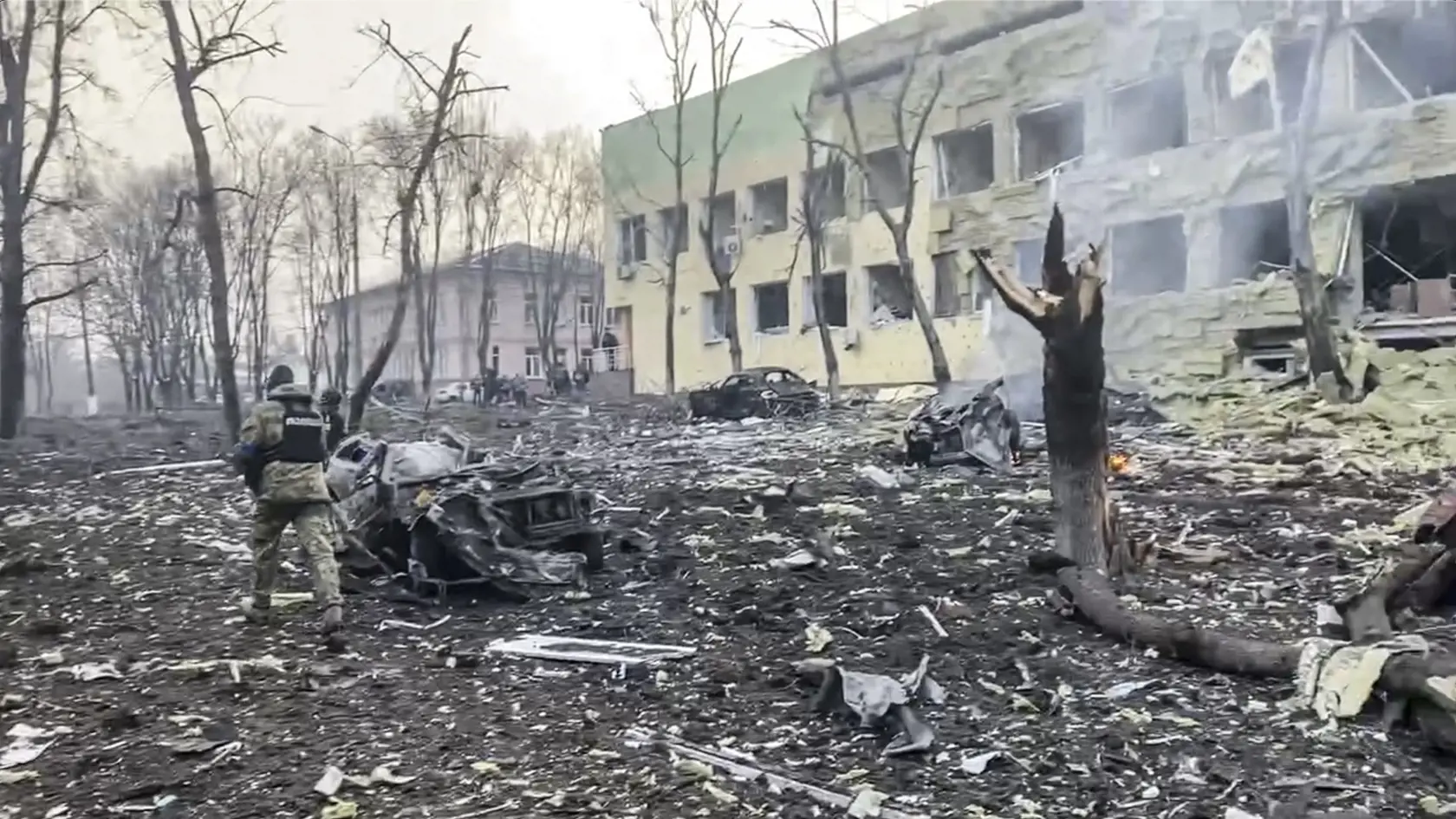 Na videosnímke budova nemocnice po ostreľovaní v Mariupole počas štrnásteho dňa ruskej invázie na Ukrajine v stredu 9. marca 2022. Ruská armáda pri stredajšom ostreľovaní ukrajinského mesta Mariupol zasiahla a zničila detskú nemocnicu a pôrodnicu, tvrdia miestni činitelia aj ukrajinský prezident Volodymyr Zelenskyj. TASR túto informáciu prevzala zo stanice Sky News.
