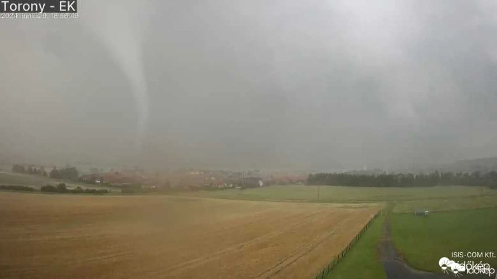 Na rakúsko-maďarských hraniciach sa v nedeľu (6.6.) sformovalo tornádo. Vznikať začalo na rakúskych hraniciach a priblížilo sa k mestu Szombathely.