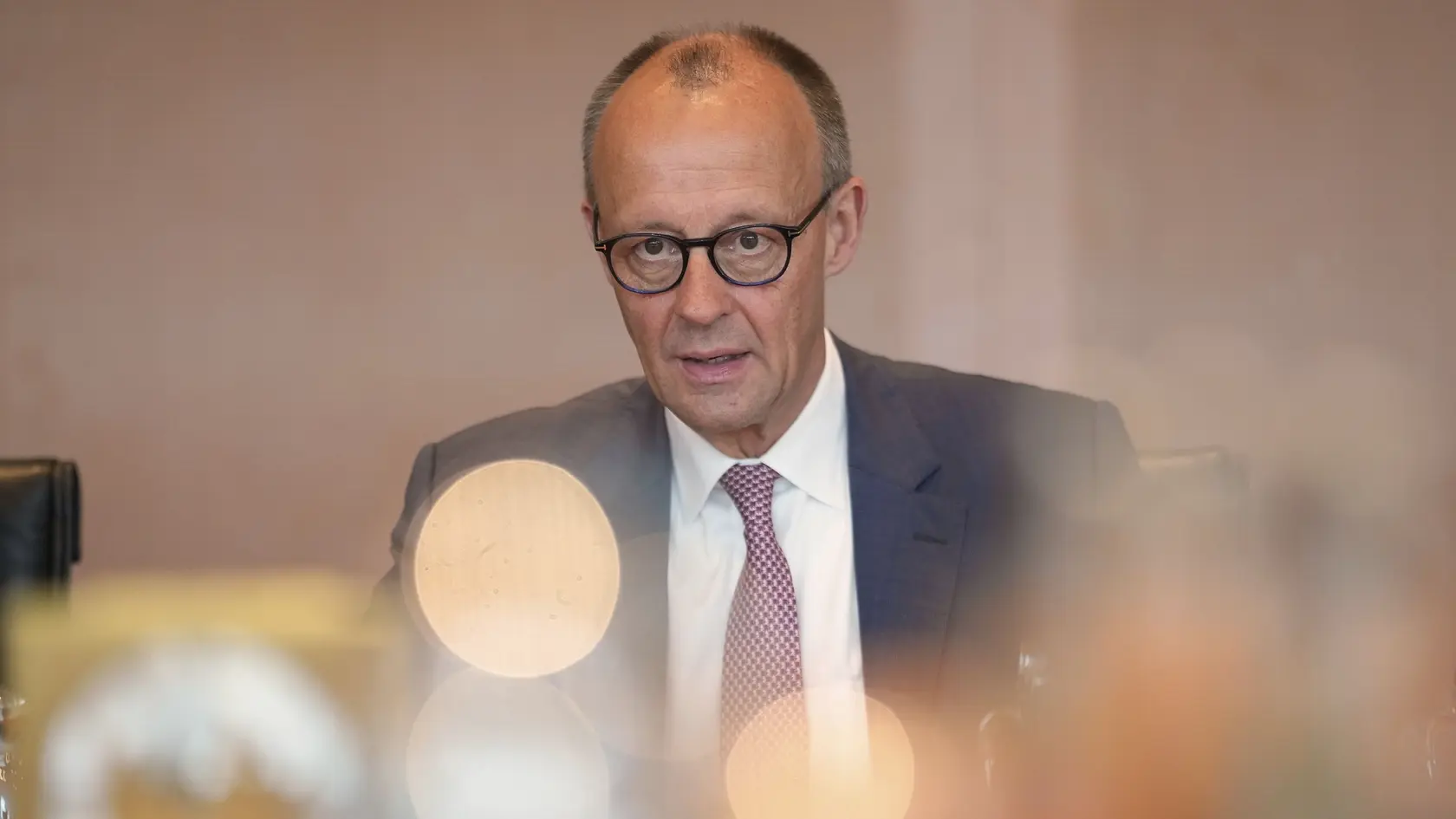 KK17 Berlín - Nemecký kancelár Friedrich Merz prichádza na zasadnutie vlády v Berlíne v stredu 28. mája 2025. FOTO TASR/AP
German Chancellor Friedrich Merz arrives for the cabinet meeting at the chancellery in Berlin, Germany, Wednesday, May 28, 2025. (AP Photo/Markus Schreiber)
