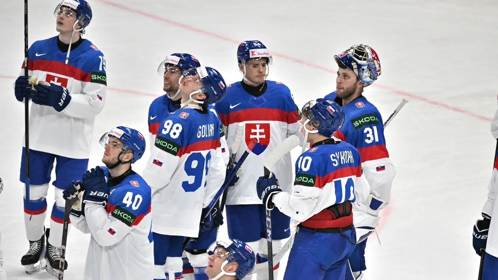 Na snímke slovenskí hokejisti sa lúčia z MS vo Švédsku.