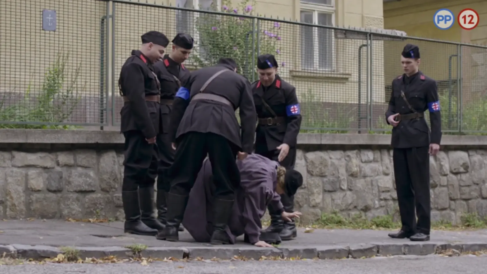 Pani Máriu zmlátili v seriáli Dunaj, k vašim službám, mladí gardisti. Na ich čele stál práve Julo.