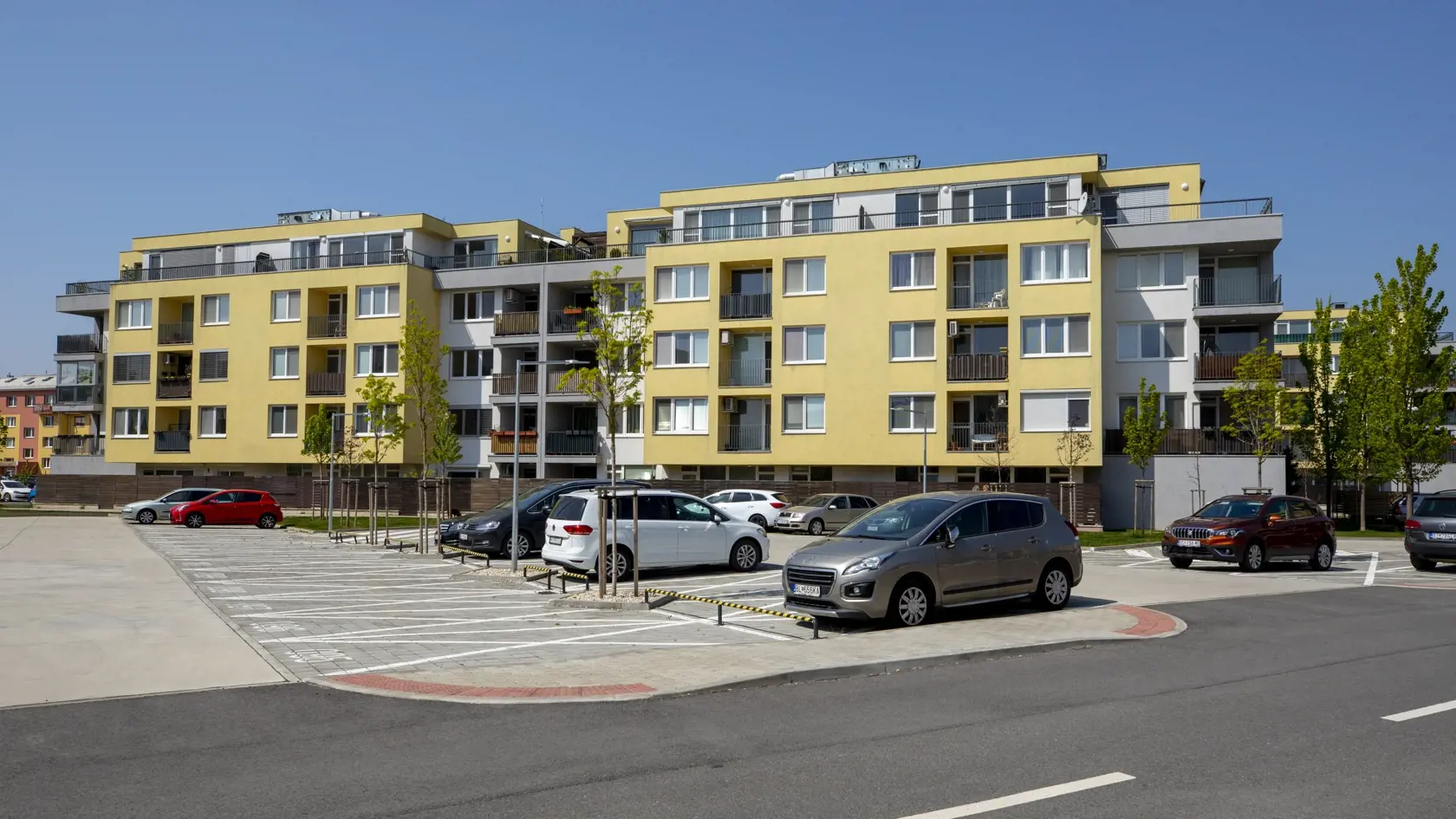 Bytový komplex v Devínske Novej Vsi. Niektoré adresy sú podľa numerológie jednoducho šťastné, iné nie.