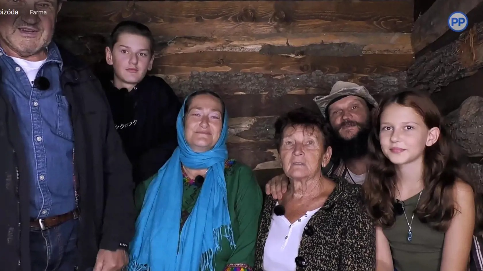 Hoku šťastím bez seba. Na Farmu prišla celá jeho milovaná rodina. Zľava otec, nevlastný syn, manželka, mama a dcéra. 