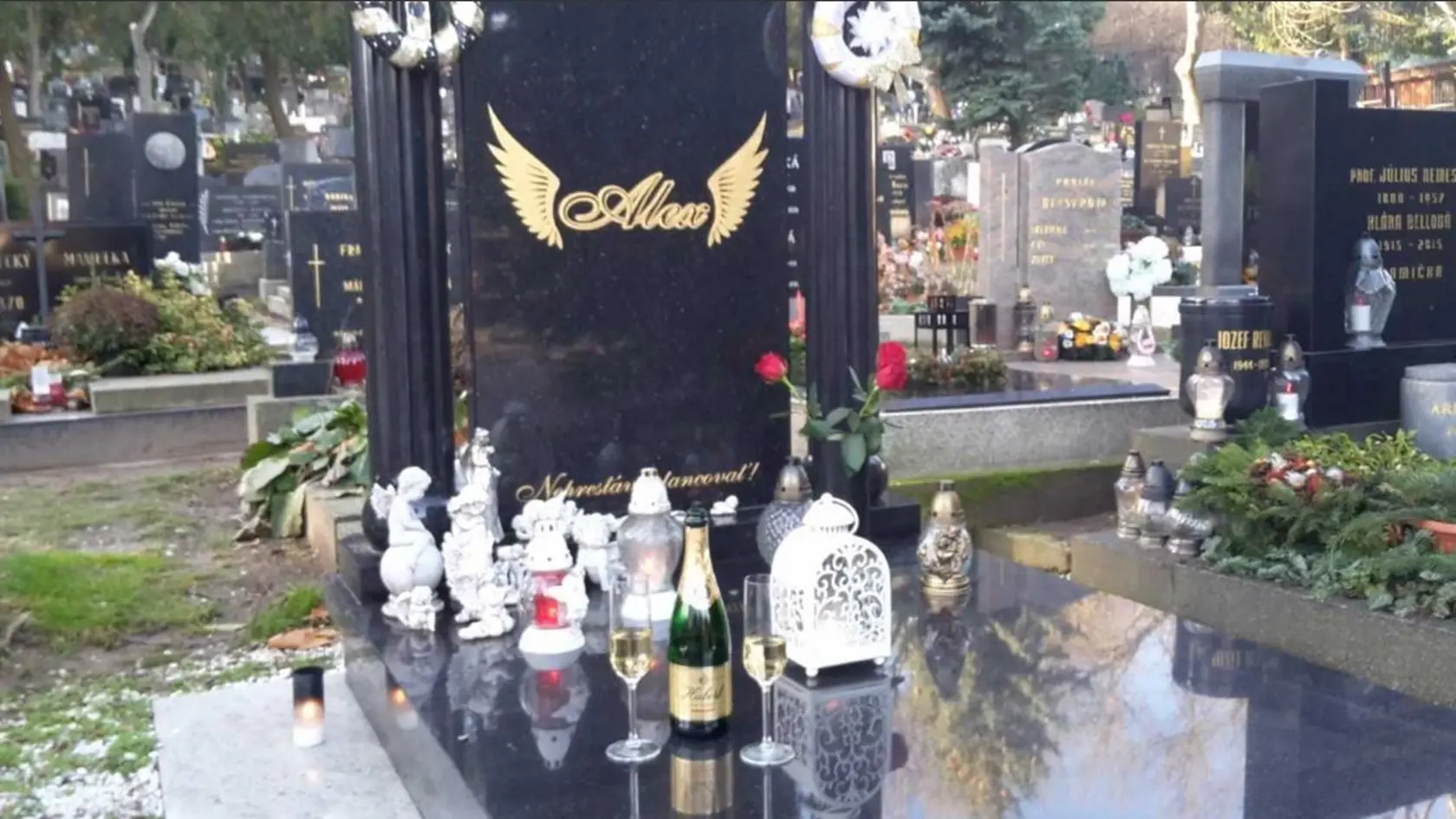 Na Alexovom hrobe sa 25. decembra objavila fľaša šampanského a dva naliate poháre.