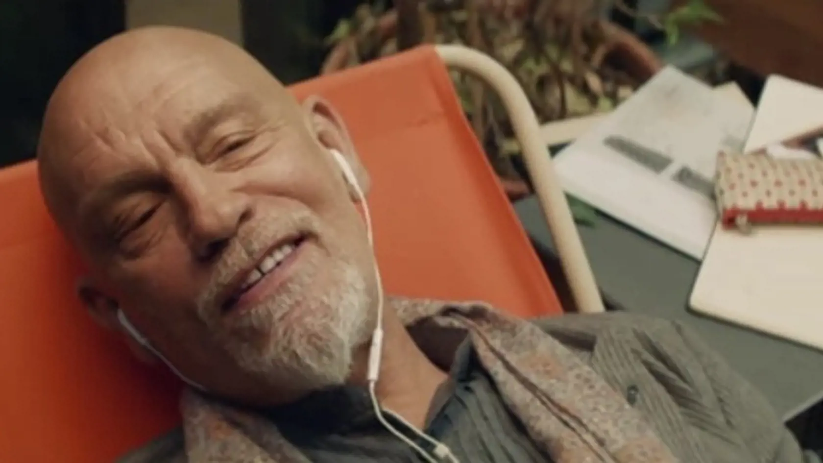 John Malkovich v reklame na vytvorenie si vlastného konta.