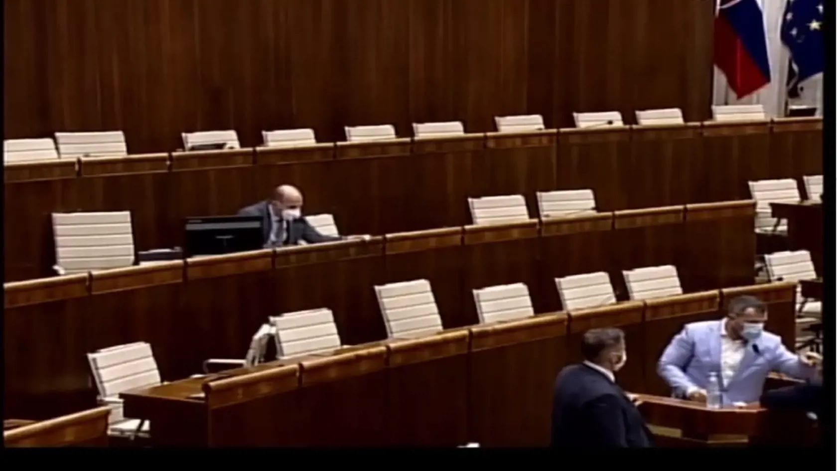 V parlamente sa napätie poriadne stupňuje. Počas dnešnej schôdze NR SR došlo k poriadne ostrej slovnej potýčke medzi poslancom a Igorom Matovičom (OĽaNO). Minister ani len netušil, aká "studená sprcha" ho čaká.