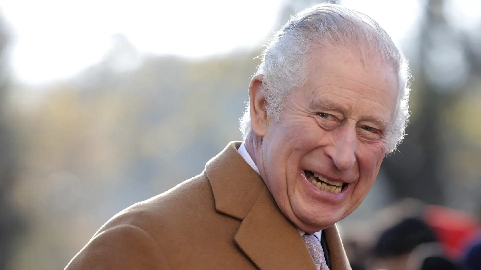 Britský kráľ Charles III. sa usmieva pri rozhovore s miestnymi školákmi počas jeho návštevy novopostaveného Guru Nanak Gurdwara v anglickom meste Luton 6. decembra 2022.
