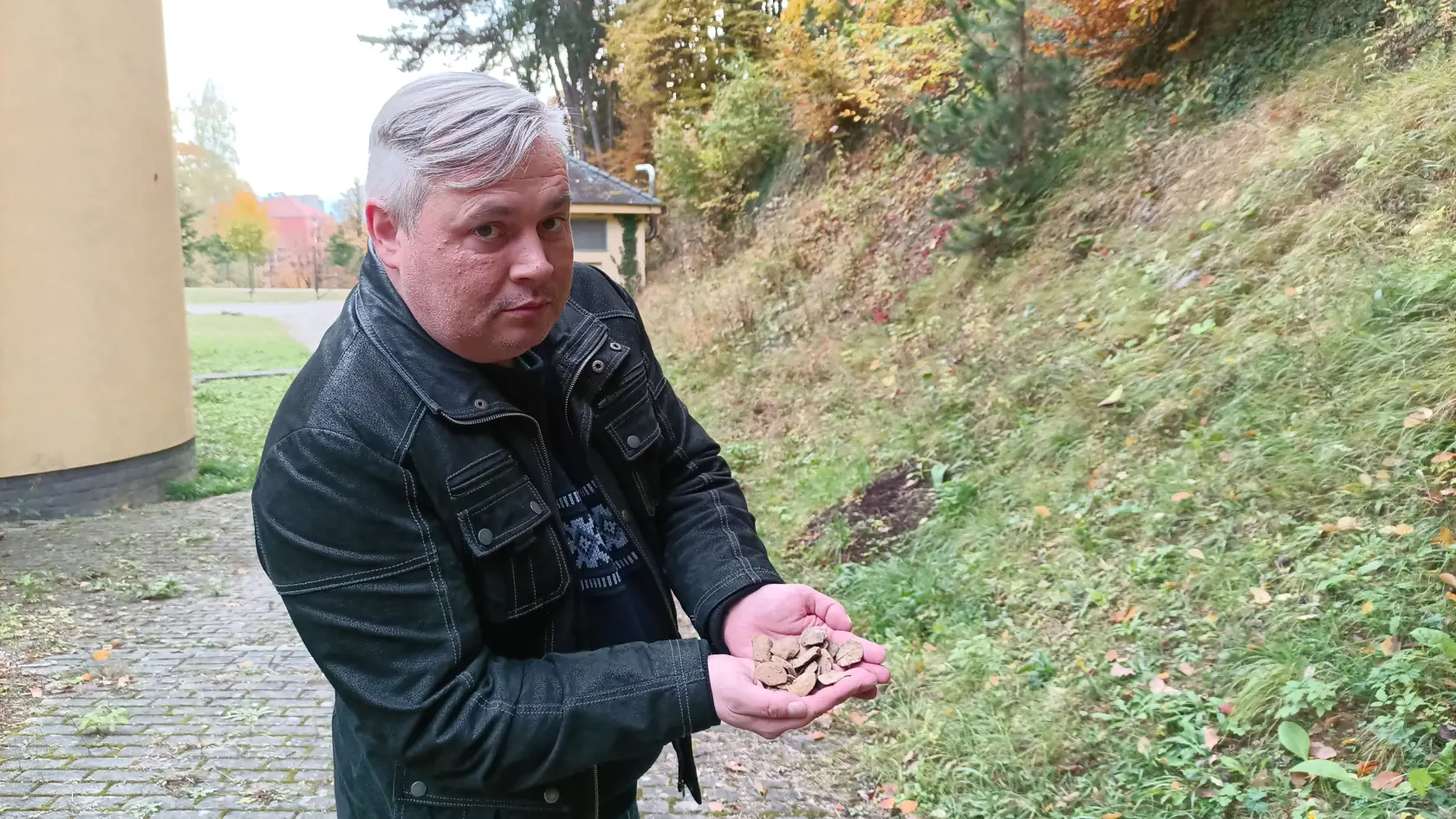 Ujo Chrobák priviedol k zberateľstvu aj svojho syna Romana. Ten je jeden z najväčších amatérskych zberateľov skamenelín.