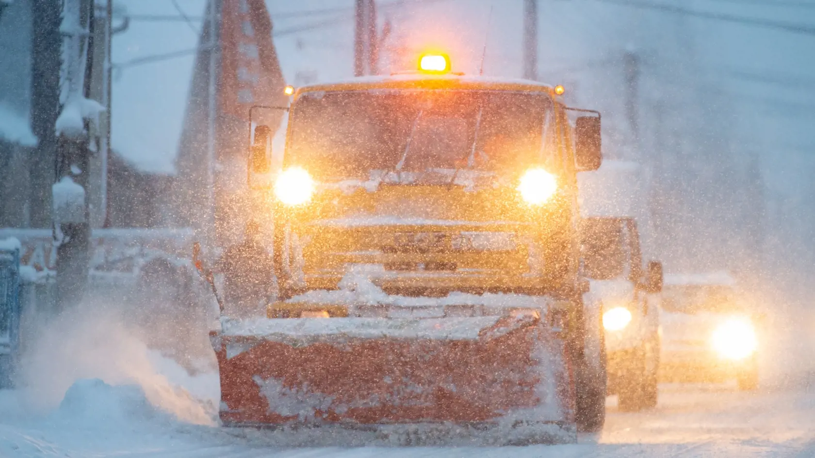 Na snímke auto zimnej údržby odpratáva sneh  počas hustého sneženia v sobotu 23. decembra 2023 v Rajci. FOTO TASR - Daniel Stehlík
