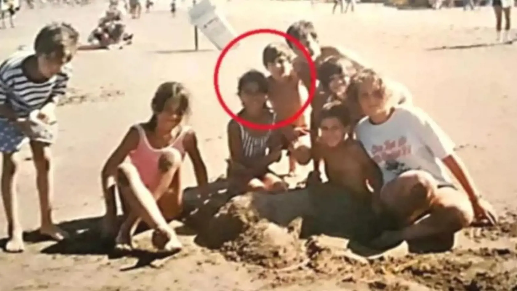 Messi spoznal svoju  manželku ako sedemročný, počas pôsobenia v Barcelone sa po ňu vrátil a odvtedy sú spolu prakticky deň čo deň. Na fotke v krúžku sú obaja v rodnom Rosariu.