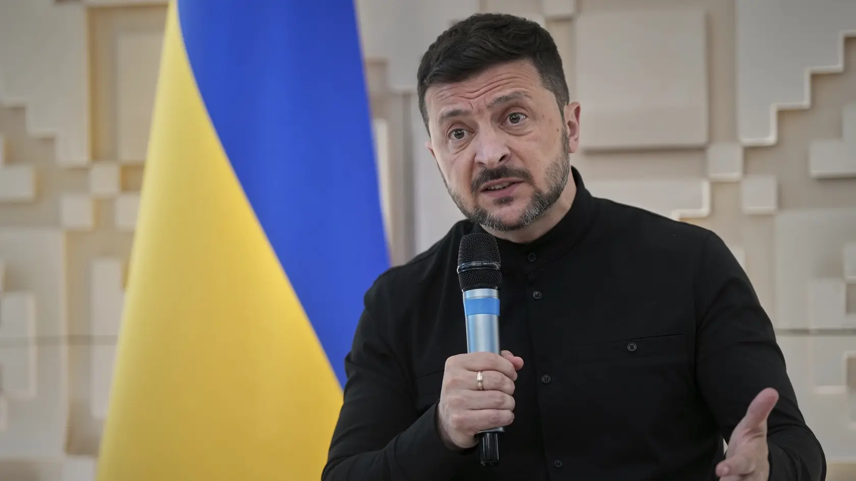 Na snímke ukrajinský prezident Volodymyr Zelenskyj odpovedá na otázky novinárov v tureckej Ankare 15. mája 2025.