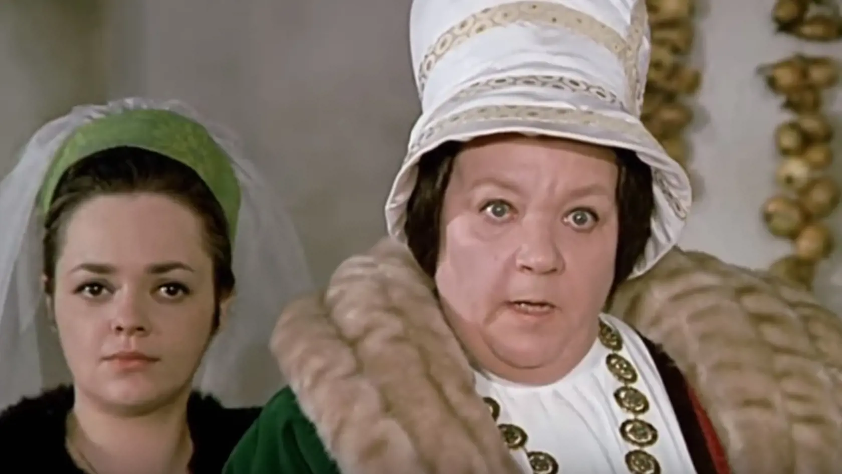 Dana Hlaváčová si zahrala zlú Doru. Dnes už má 72 rokov. „Na Hlaváčové ma fascinovalo, že prijala rolu, o ktorej bolo v scenáre doslova napísané, že je škaredá. Takých herečiek je málo,“ zaspomínal si režisér v kniheTři oříšky pro Popelku.