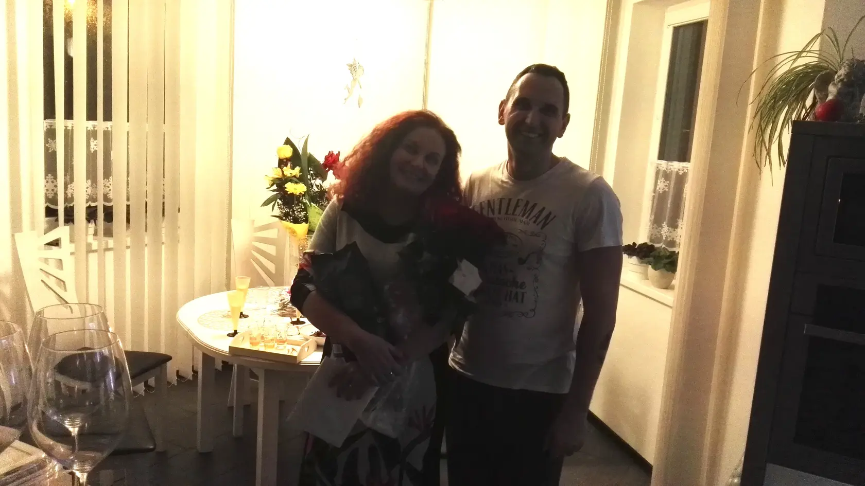 S milovanou mamkou Máriou. “Viackrát sa nám stalo, že keď sme sa s jeho Saškou rozprávali a oslovili sme Mária, aby rozlúskol našu polemiku, zatrúbil rušeň. Inokedy sa o polnoci z ničoho nič otvorili vchodové dvere alebo som videla ako niekto odchádzal v jeho botaskách,” vraví pedagogička o znameniach medzi nebom a zemou, z ktorých má človek zimomriavky.