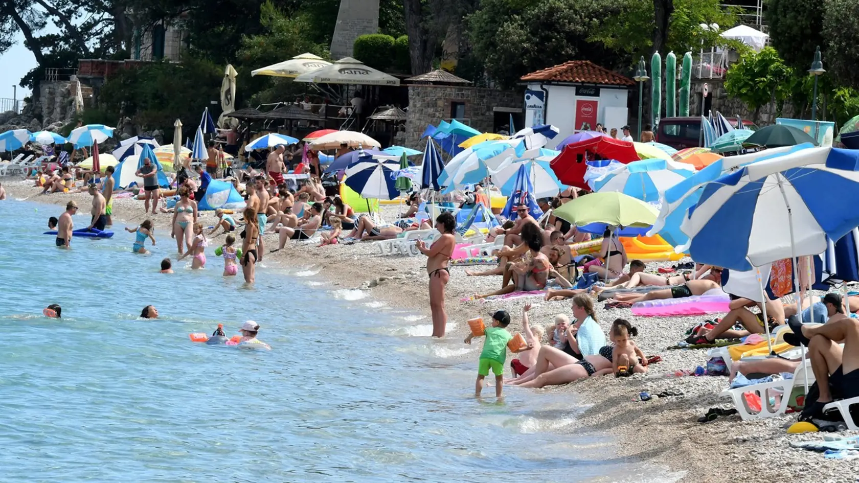 Turisti, ktorí sa odvážia vycestovať do Chorvátska sa stále nájdu. Krajina však eviduje prudký nárast prípadov koronavírusu.