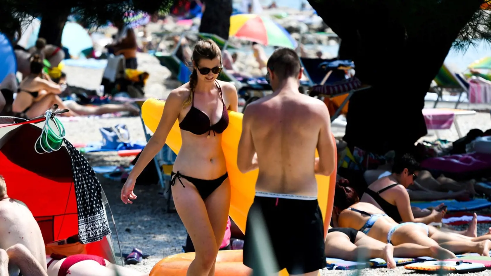 Aj napriek pandémii koronavírusu si dovolenku v Chorvátsku užívajú tisíce turistov. Na snímke preplnená pláž v chorvátskej Crikvenici 13. augusta 2020.
