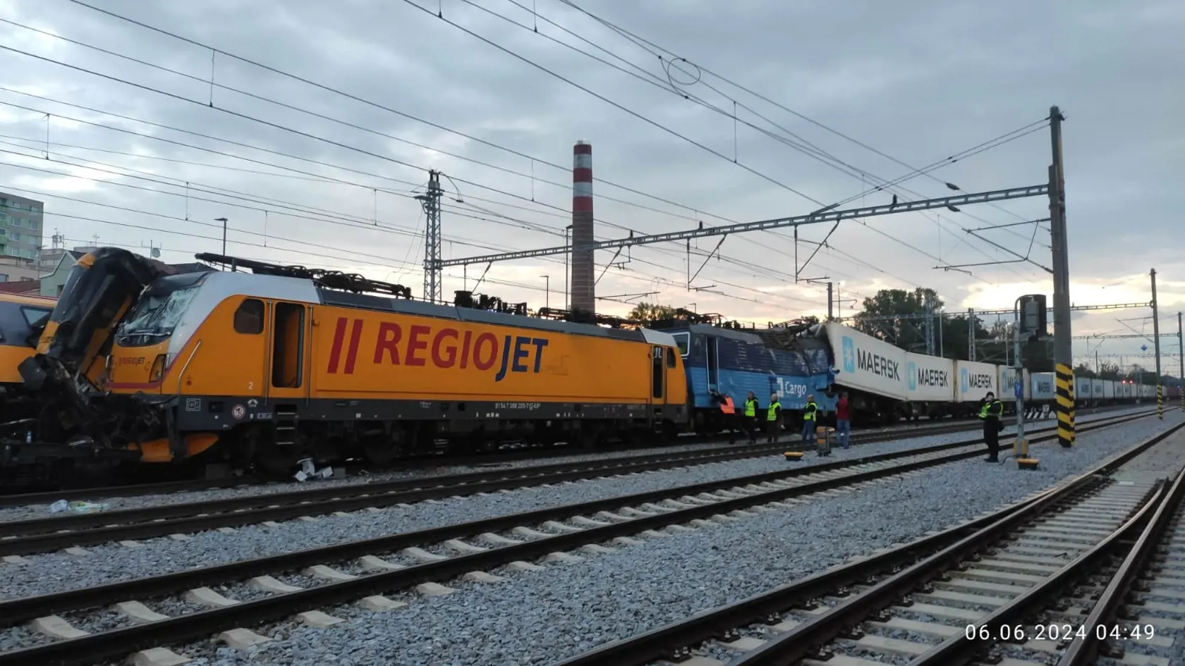 V Pardubiciach sa zrazil rýchlik s nákladným vlakom, zomreli 4 ľudia.