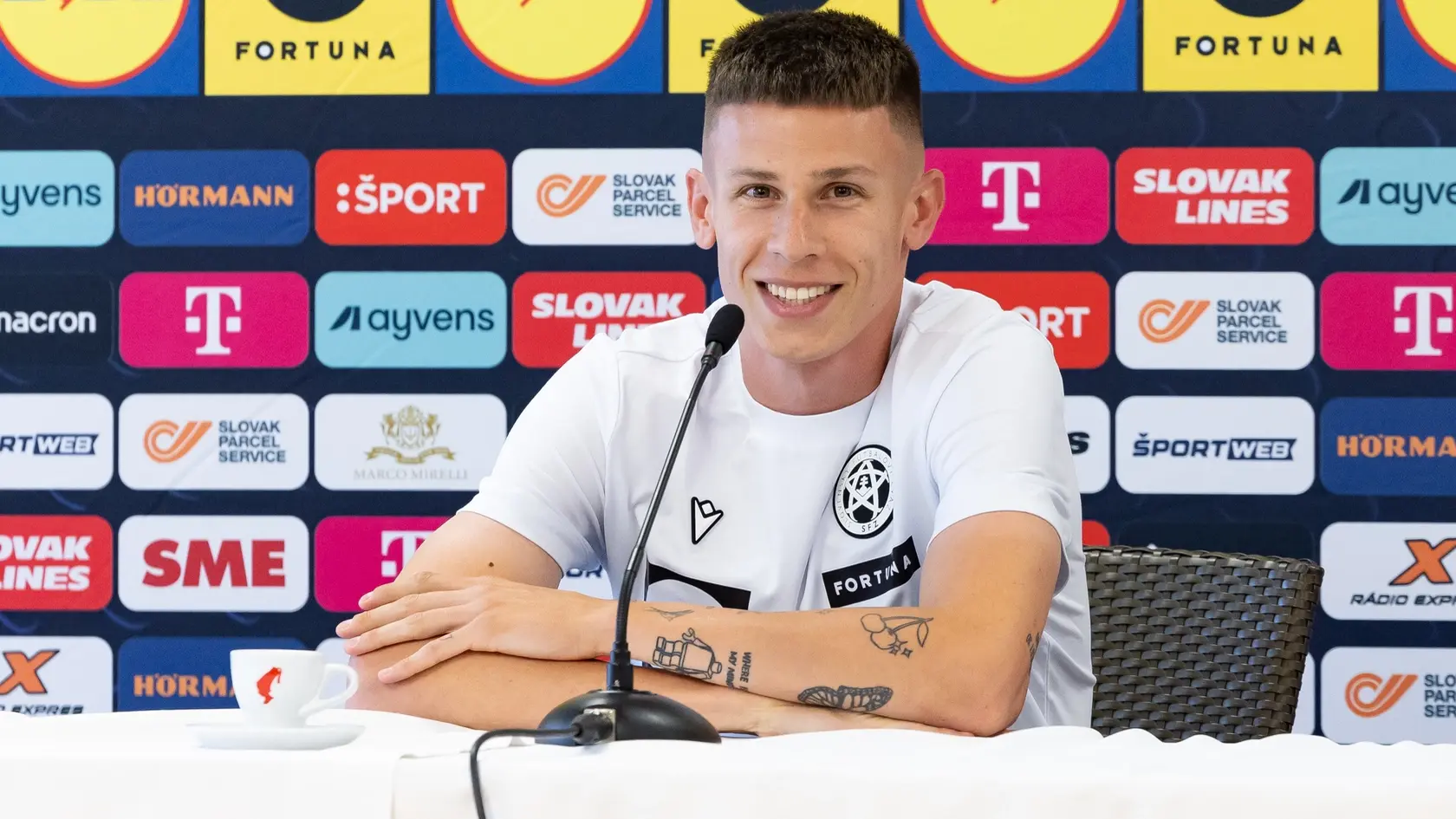 Tlačovka hráčov Slovenskej futbalovej reprezentácie na zraze v Senci. Na snímke je David Hrnčár.